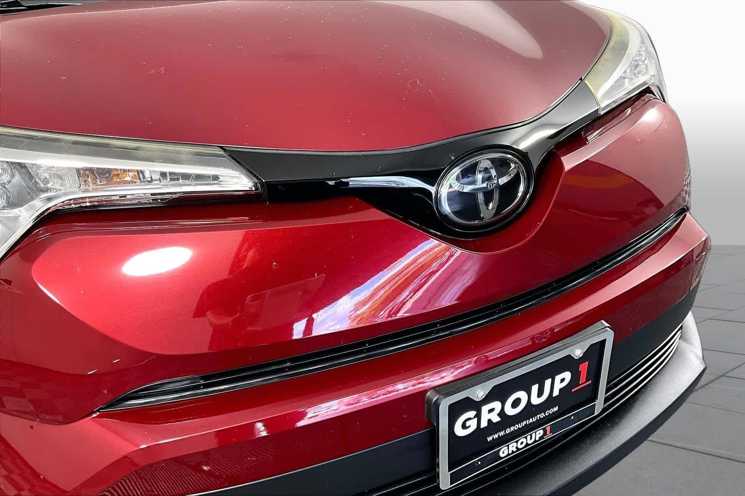 Used 2018 Iceberg/Ruby Flare Pearl Toyota XLE image 28