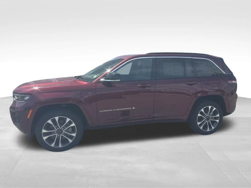 New 2024 Velvet Red Pearl-Coat Exterior Paint Jeep Overland 4xe image 13