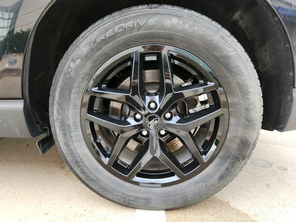 Used 2024 Agate Black Metallic Ford SEL image 24