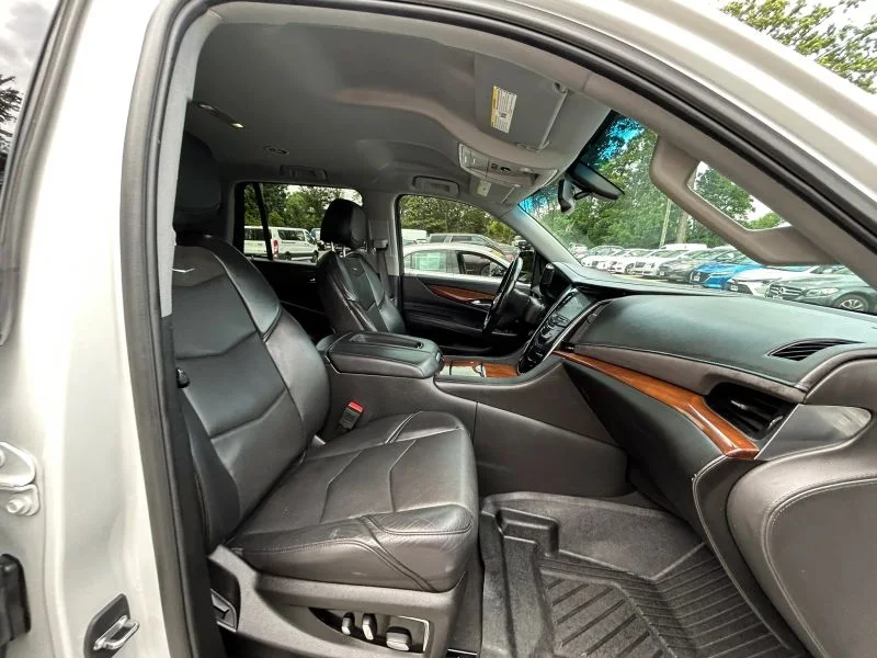 Used 2019 White Cadillac Sport Utility 4D image 24