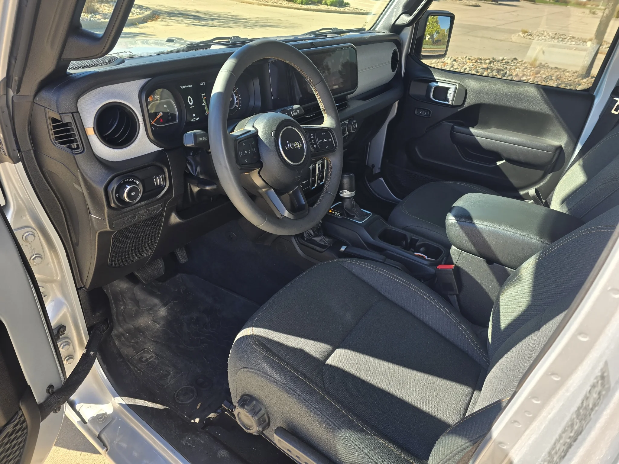 Used 2024 Silver Zynith Clearcoat Jeep Sport S image 25