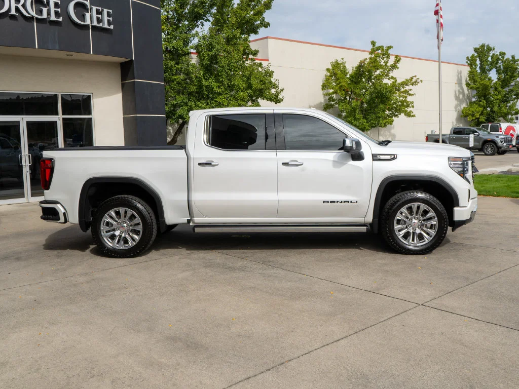 Used 2023 White GMC Denali image 9