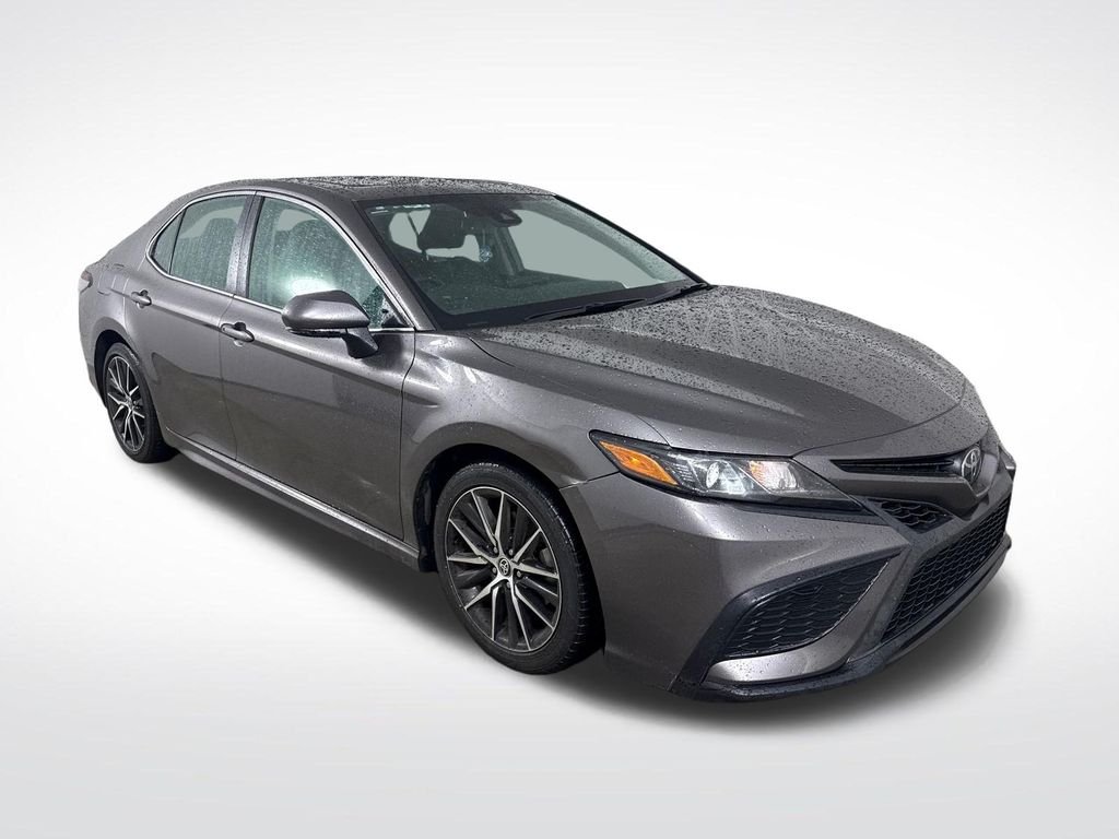 2022 Toyota Camry SE's photo