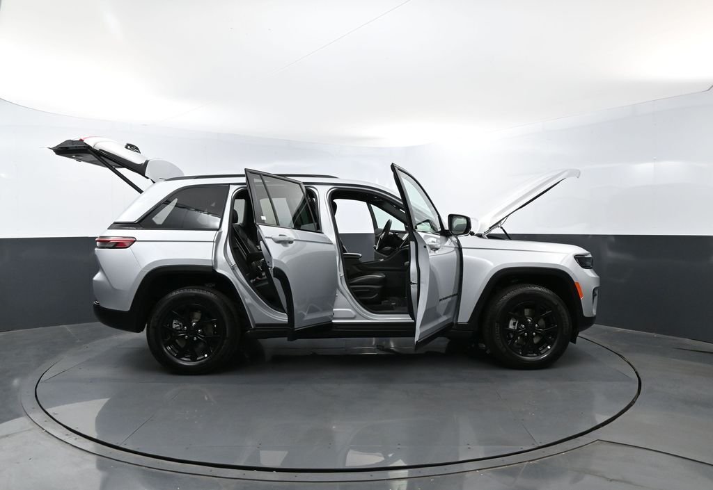 Used 2025 Silver Zynith Jeep Altitude image 31