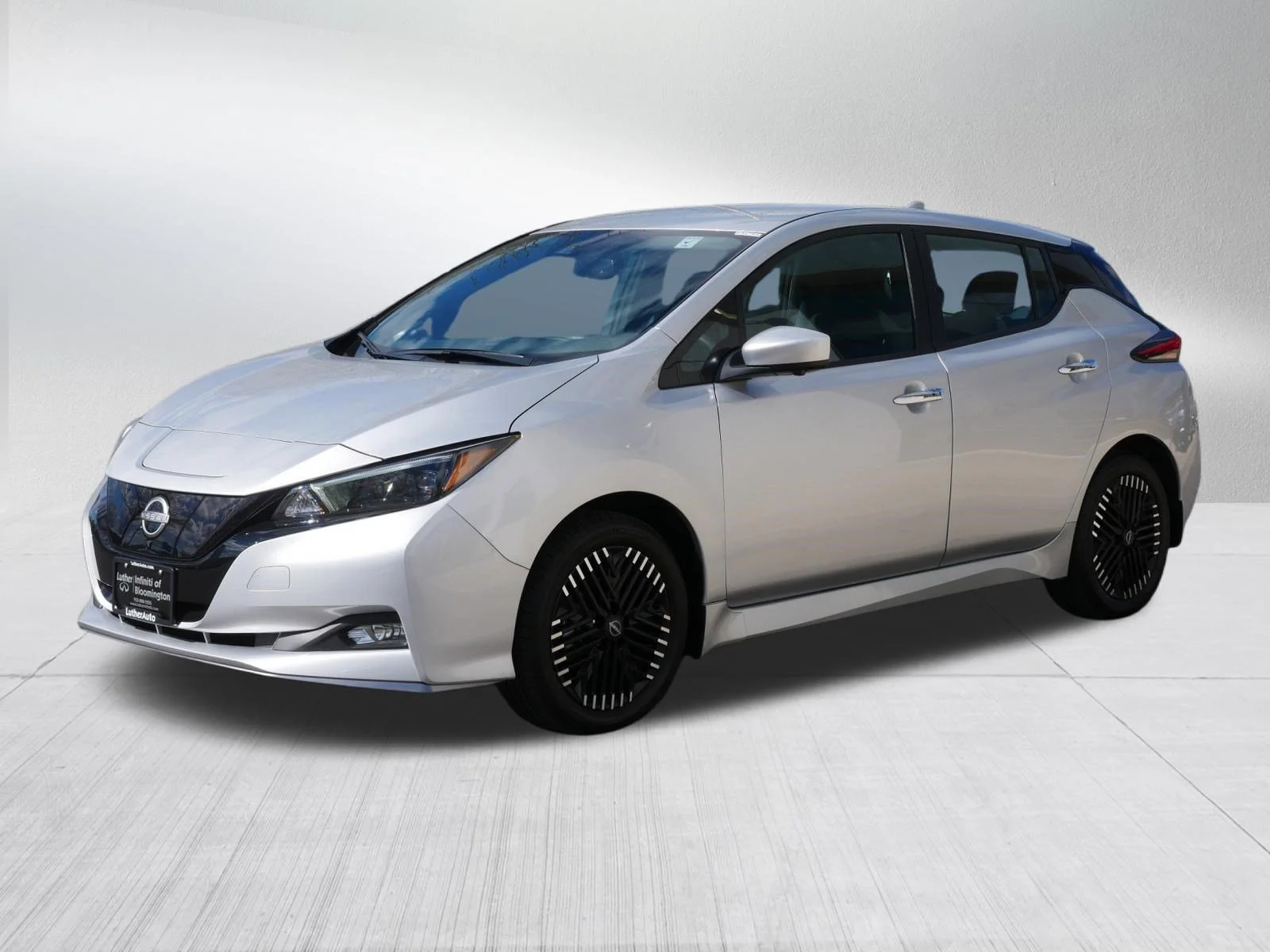 Used 2025 Brilliant Silver Metallic Nissan SV PLUS image 3