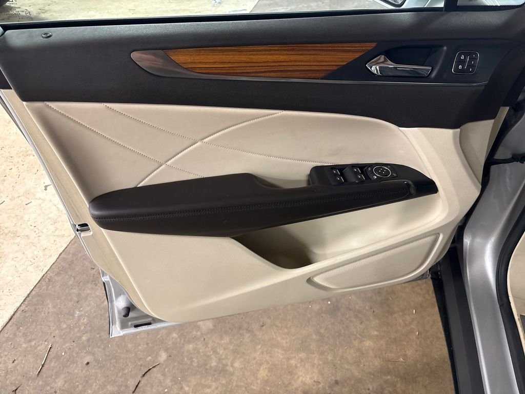 Used 2015 Silver Lincoln Base image 15
