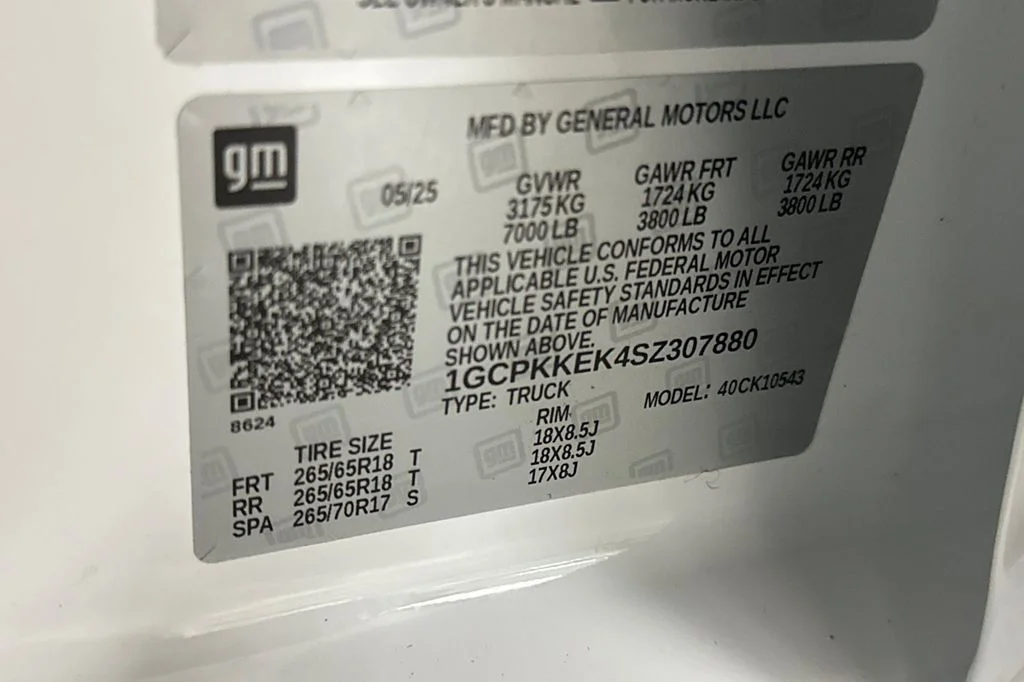 Used 2025 White Chevrolet LT image 30