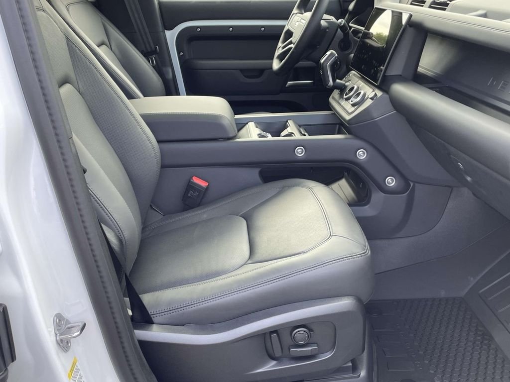 New 2026 Fuji White Land Rover X-Dynamic SE image 15