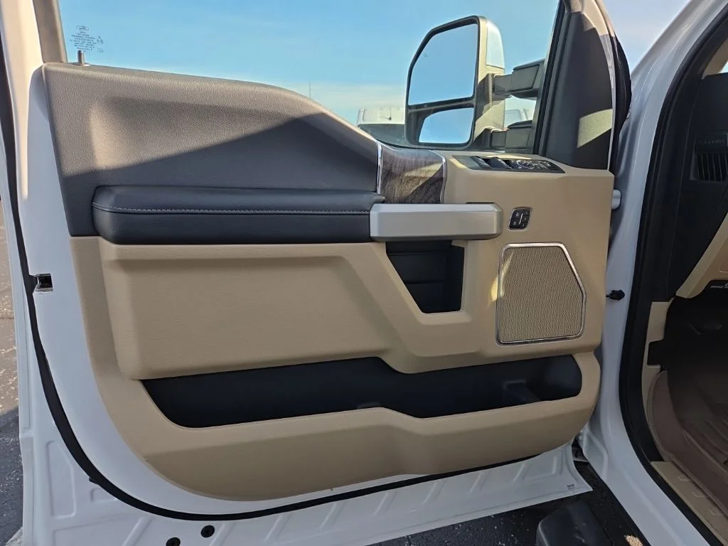 Used 2019 White Ford Lariat image 28