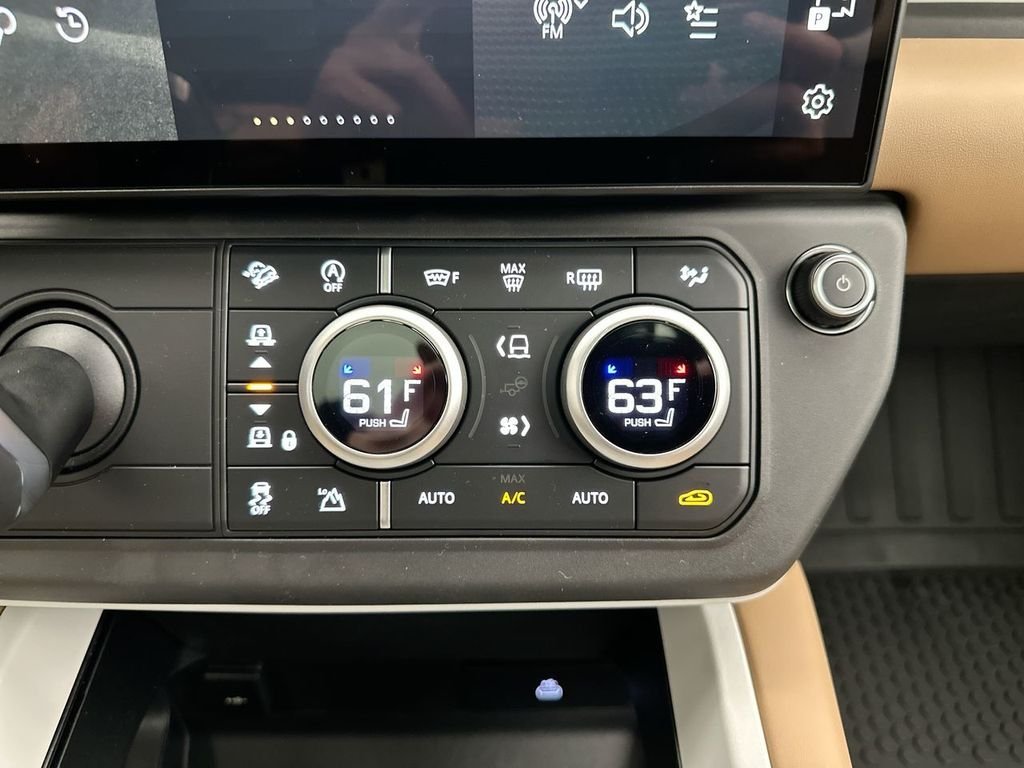 New 2026 Woolstone Green Land Rover X-Dynamic SE image 13