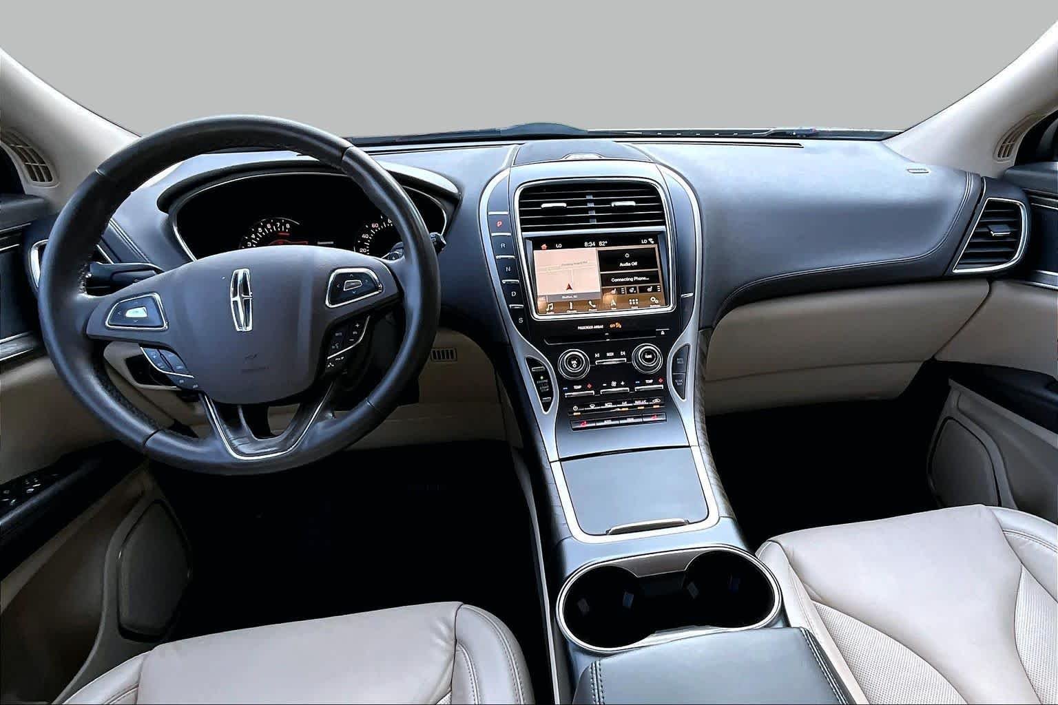Used 2018 Ivory Pearl Lincoln Select image 16