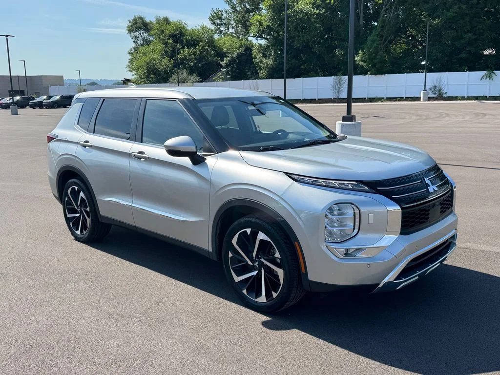 Used 2022 Silver Mitsubishi  image 2