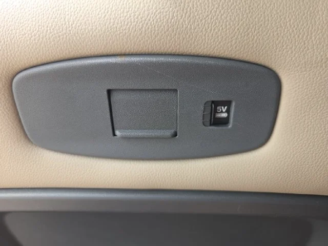 Used 2022 White Land Rover SE image 33