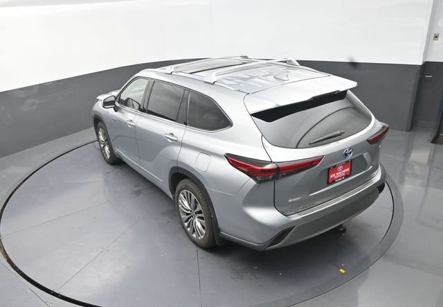 Used 2021 Silver Toyota Platinum image 27