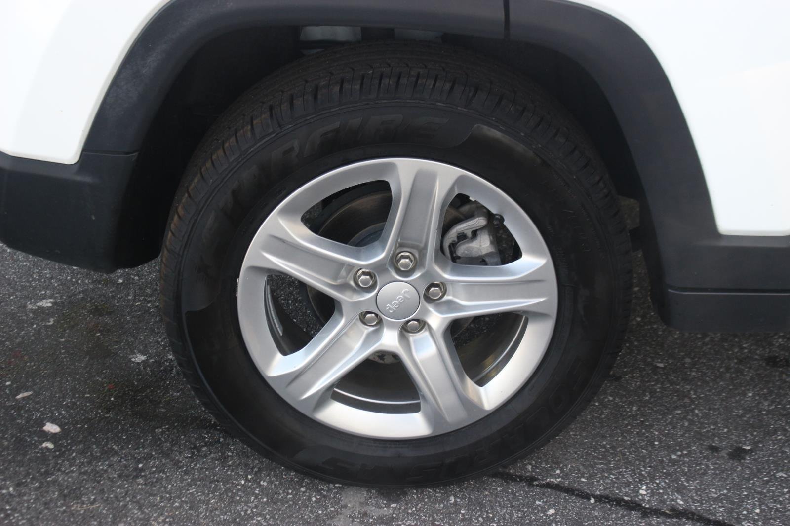 Used 2024 White Jeep Latitude image 34
