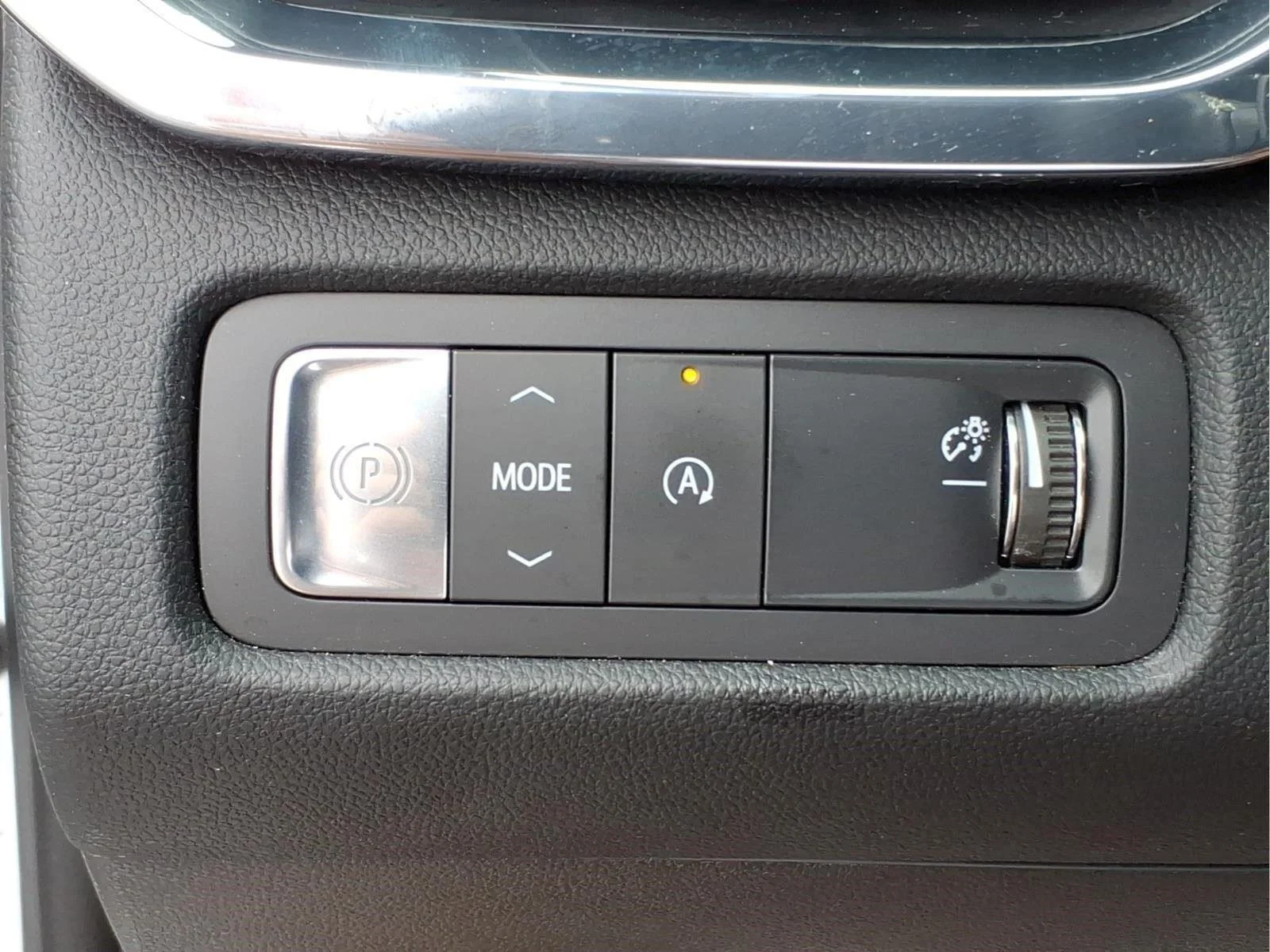 Used 2025 White Frost Tricoat GMC Denali image 20