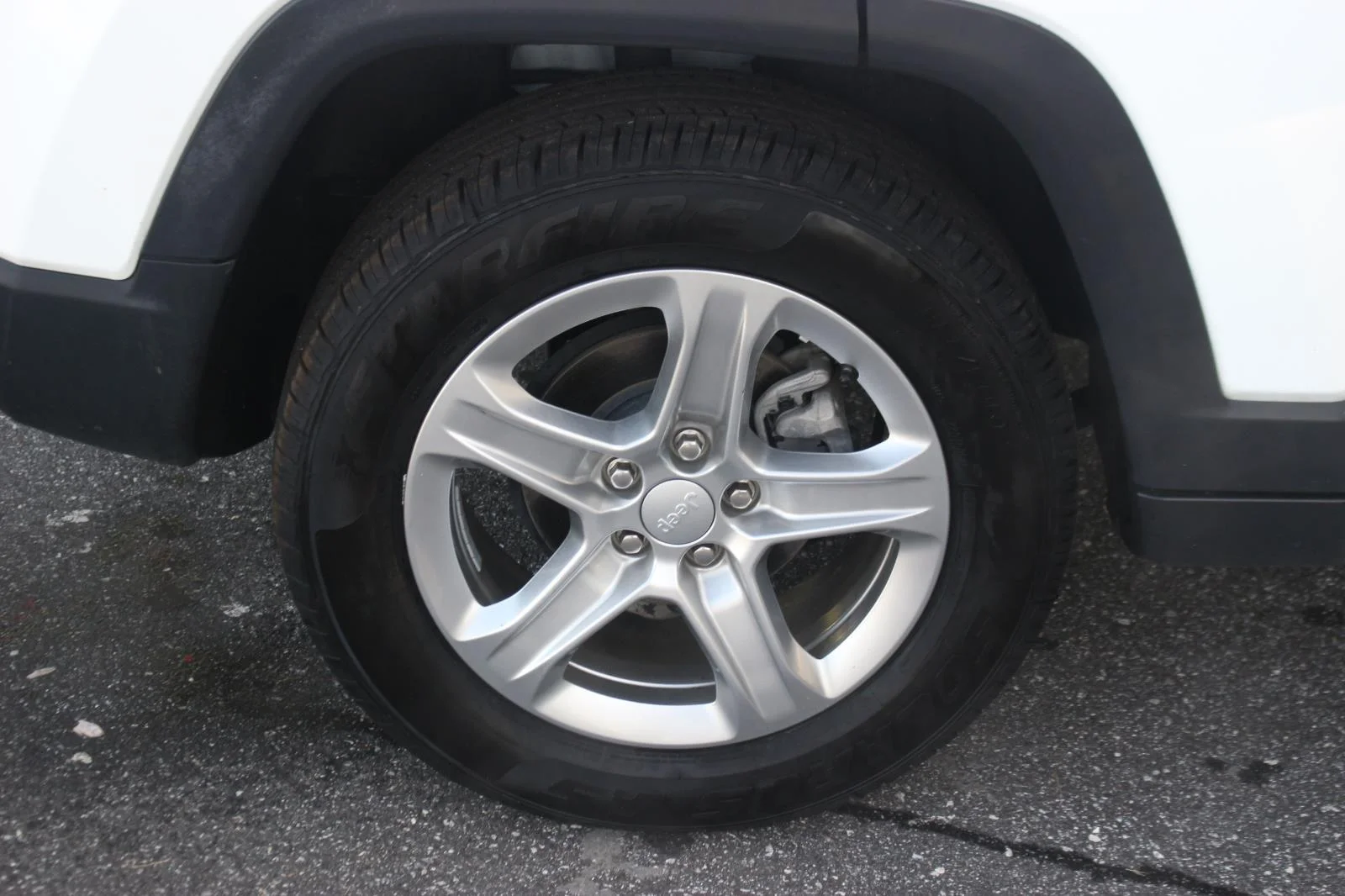 Used 2024 White Jeep Latitude image 34