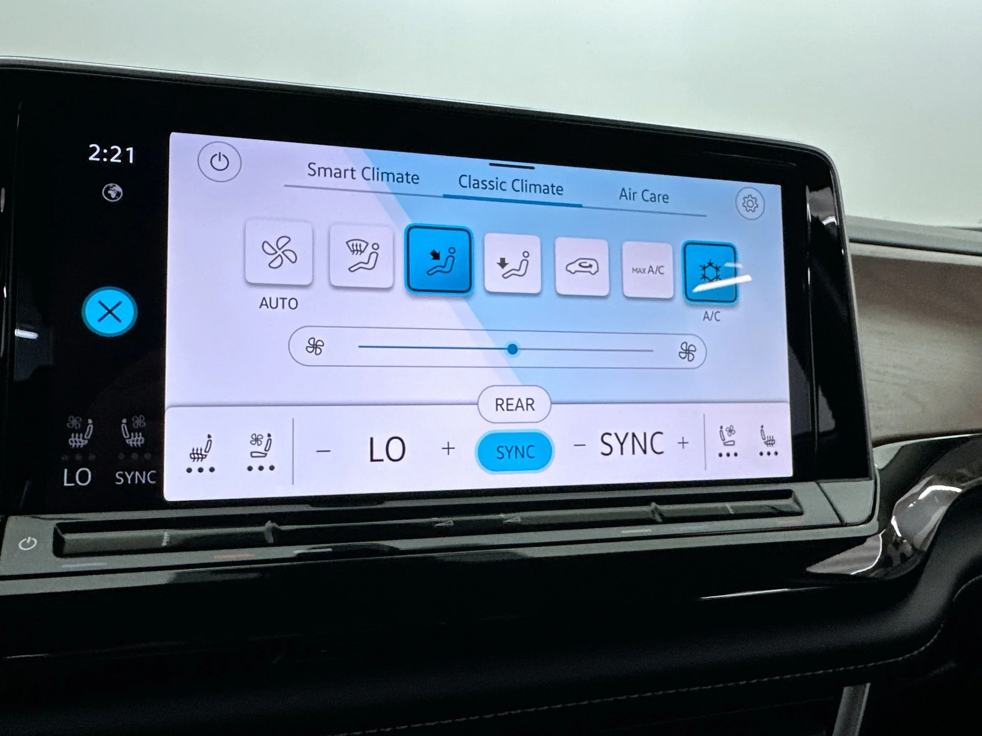Used 2025  Volkswagen 2.0T SE w/Technology image 25