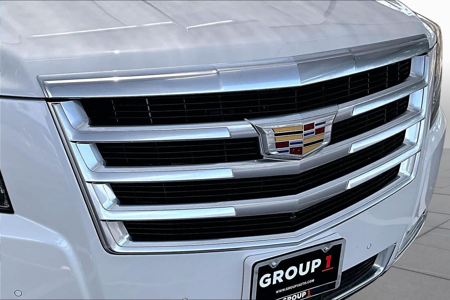 Used 2019 Crystal White Tricoat Cadillac Premium Luxury image 30
