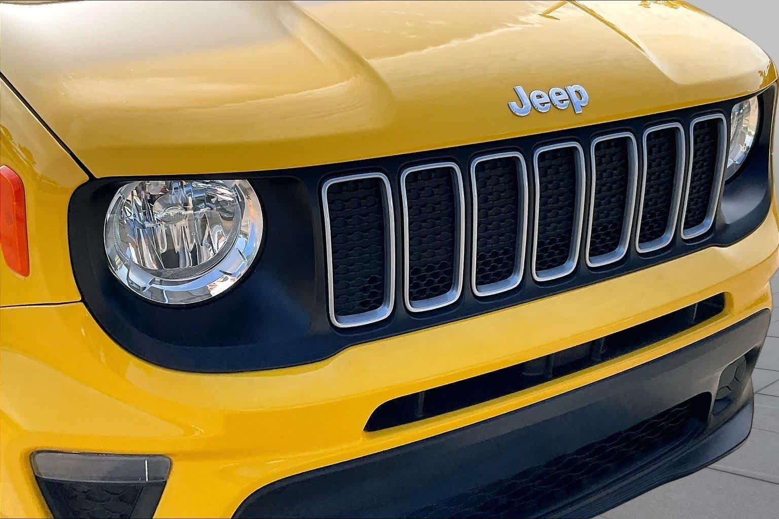 Used 2023 Solar Yellow Clearcoat Jeep Latitude image 29