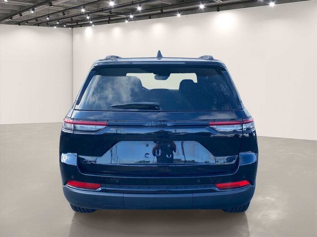 Used 2023 Diamond Black Crystal Pearlcoat Jeep Altitude image 6