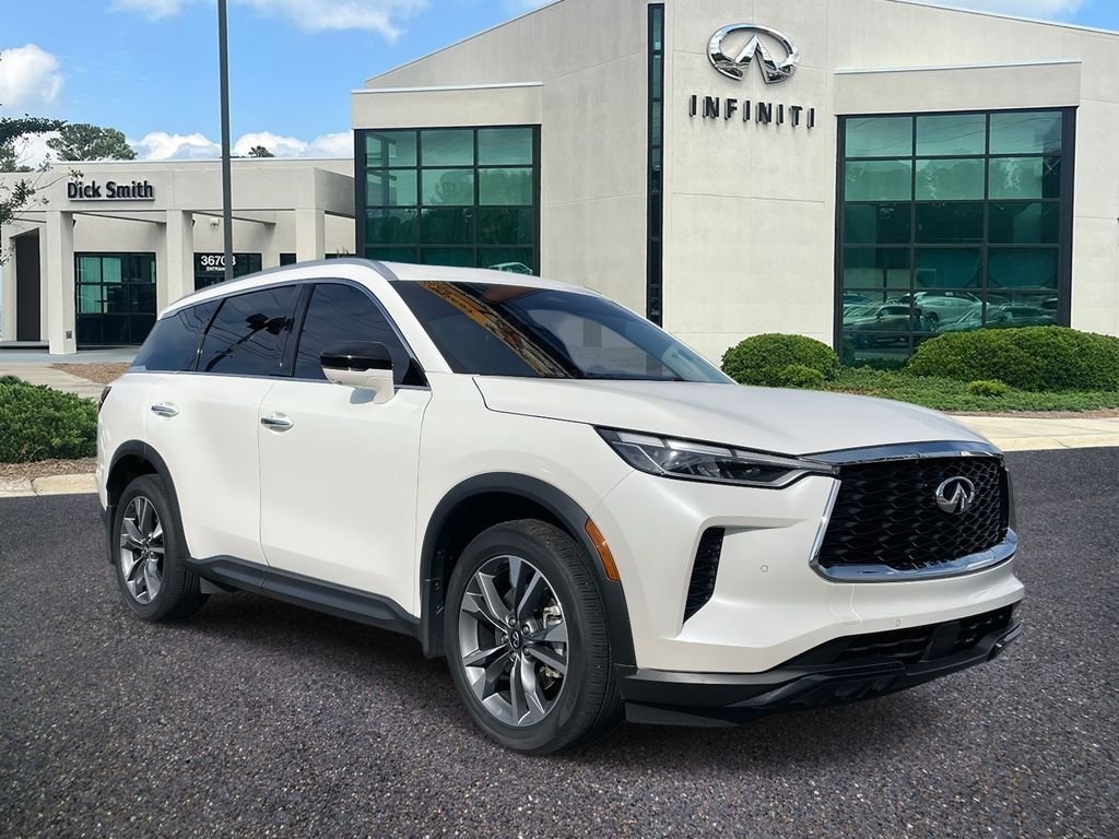 Used 2025 White INFINITI LUXE image 1