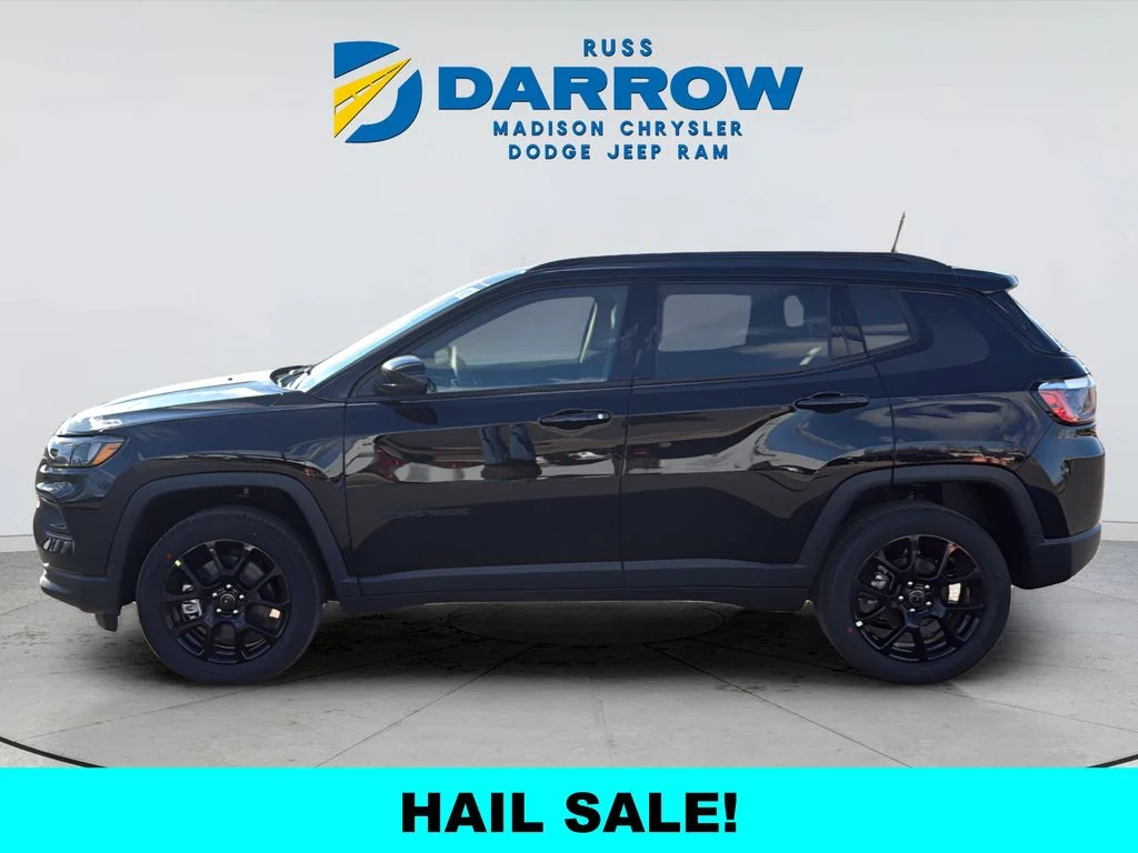 New 2026 Diamond Black Crystal Pearl-Coat Exterior Paint Jeep Latitude image 2