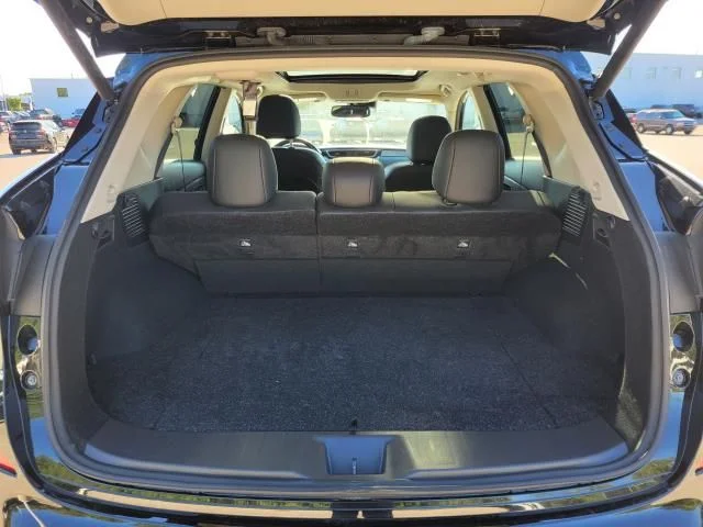 Used 2023  Nissan SL image 8