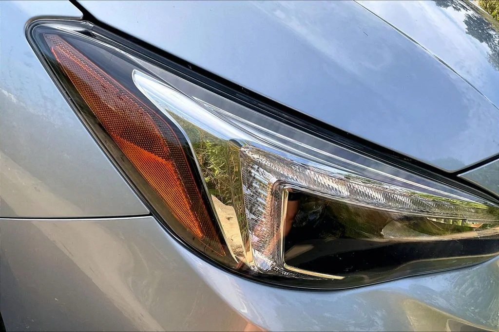 Used 2018 Silver Subaru 2.0i Limited image 29