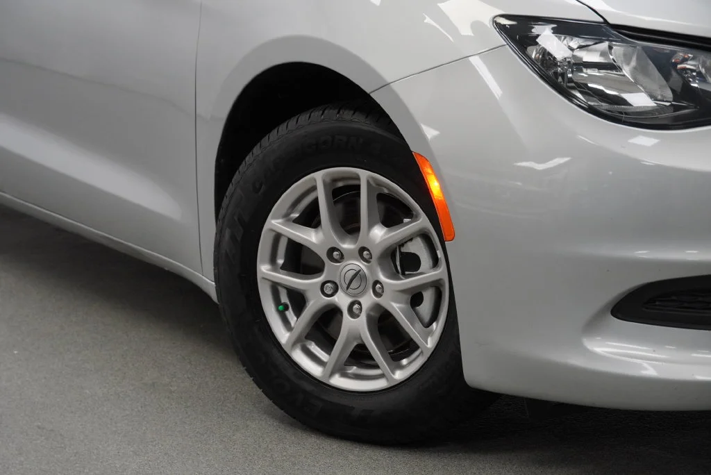 Used 2024 Silver Chrysler LX image 8