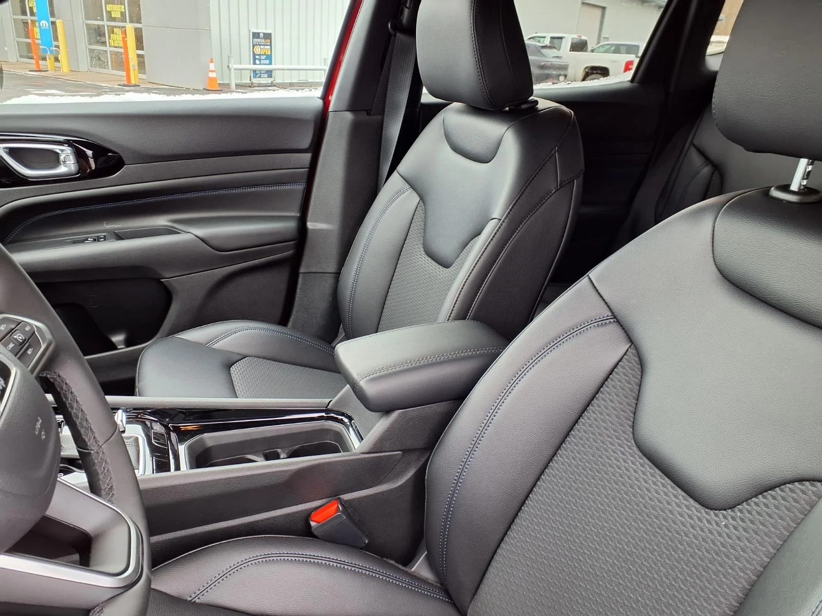 New 2026 Red Hot Pearl-Coat Exterior Paint Jeep Latitude image 6