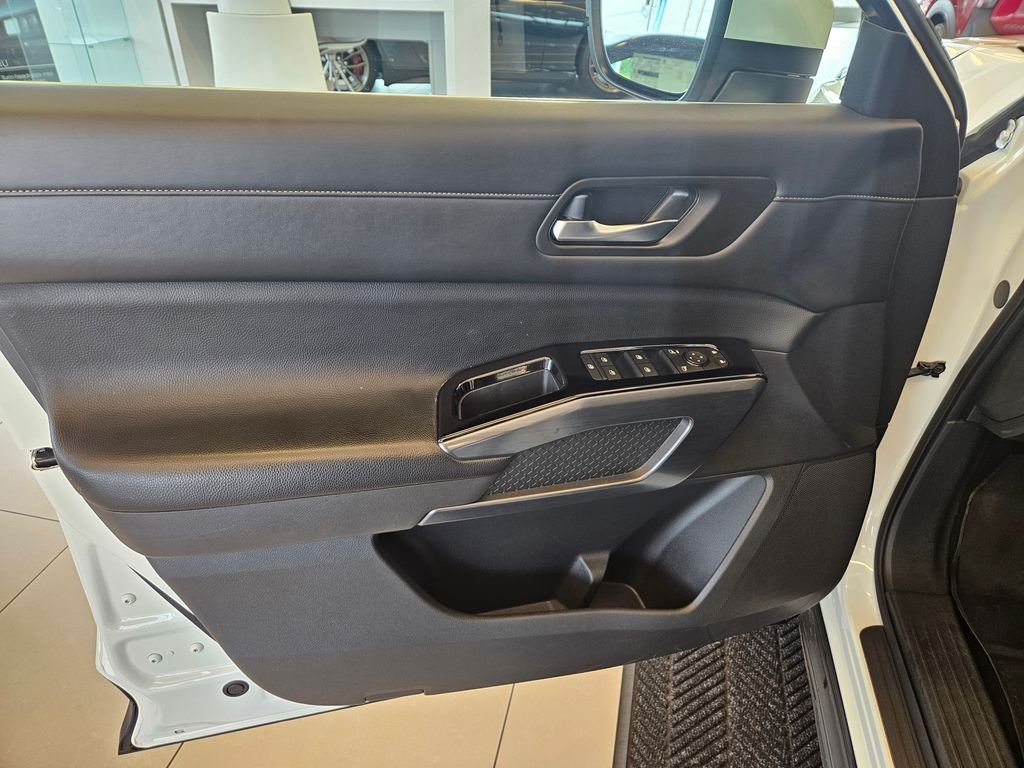 Used 2023 Pearl White Nissan SL image 13