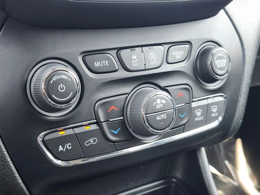 Used 2023 Gray Jeep Altitude image 22
