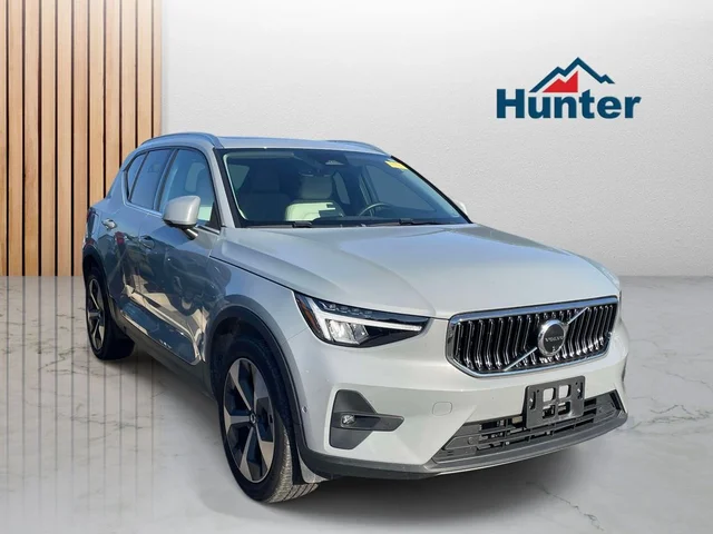 2025 Volvo XC40 B5 Plus Bright Theme