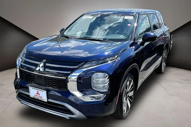 Used 2025 Blue Mitsubishi SE image 1