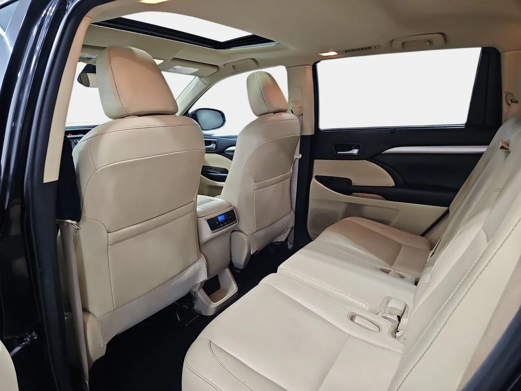 Used 2017 Black Toyota XLE image 13