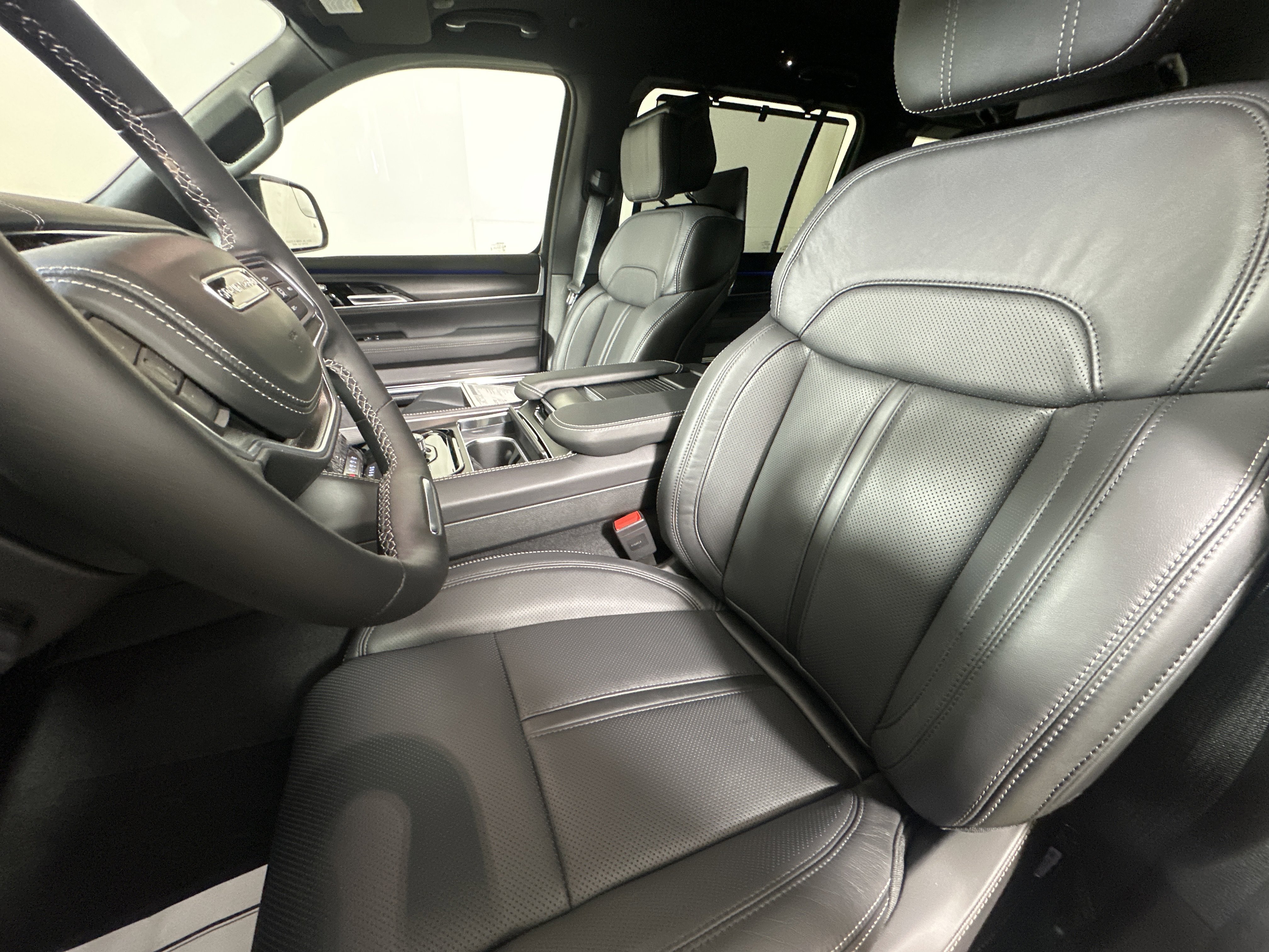 New 2026 Velvet Red Pearl-Coat Exterior Paint Jeep Summit Obsidian image 9