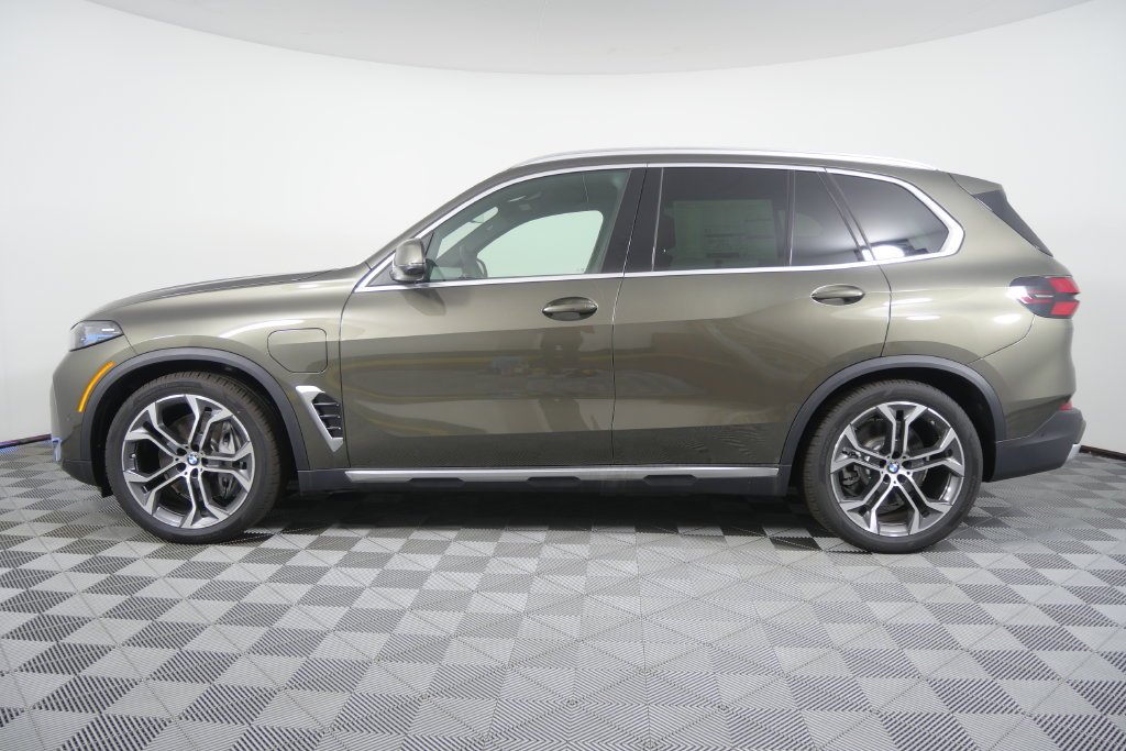New 2026 Green Metallic BMW xDrive50e image 7
