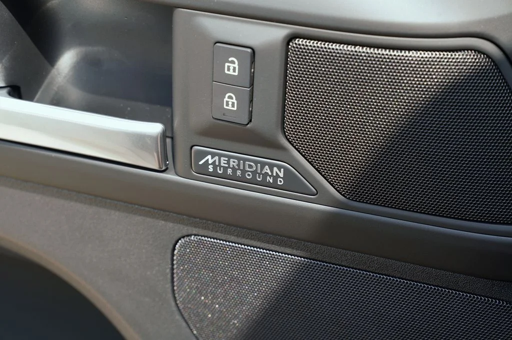 New 2026 Santorini Black Land Rover X-Dynamic SE image 12