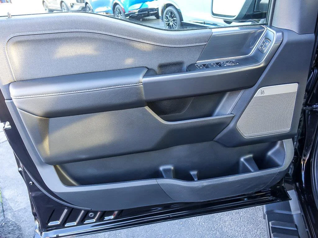 Used 2026 Agate Black Metallic Ford LARIAT image 27