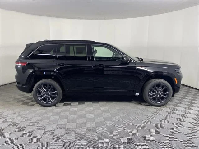 New 2026 Diamond Black Crystal Pearl-Coat Exterior Paint Jeep Limited image 7