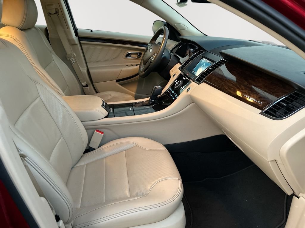 Used 2019  Ford Limited image 30