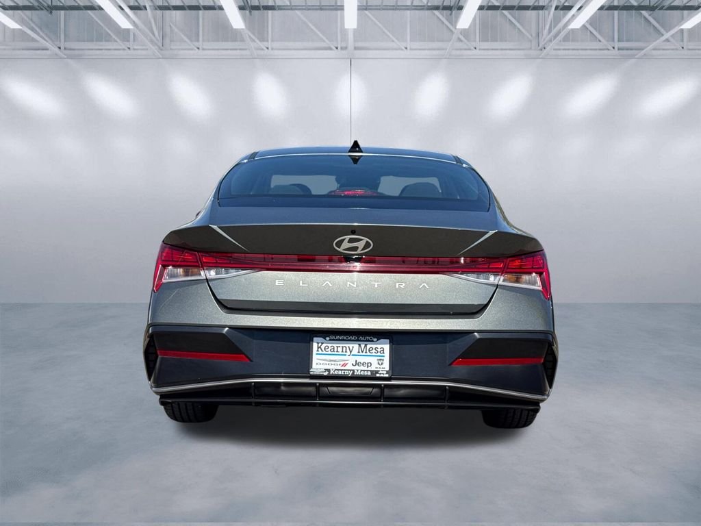 Used 2025 Gray Hyundai SEL Convenience image 5