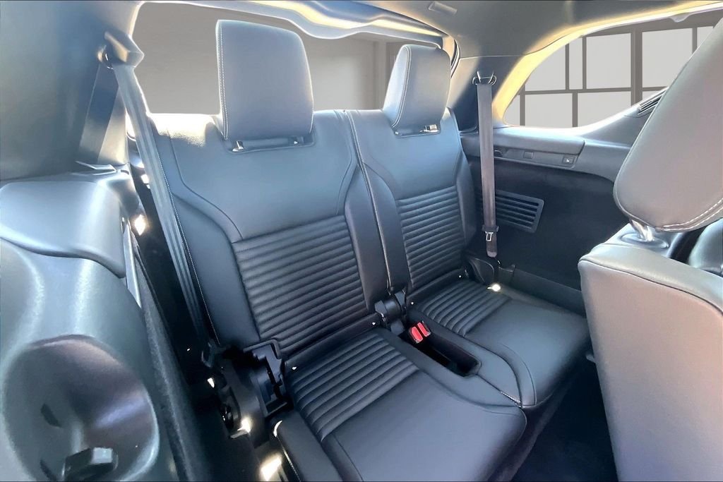 Used 2025 White Land Rover Dynamic SE image 29
