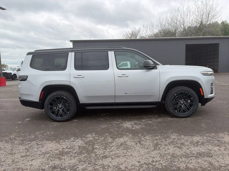 New 2026 Silver-Zynith Exterior Paint Jeep  image 2