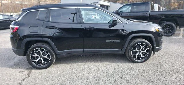 New 2026 Diamond Black Crystal Pearl-Coat Exterior Paint Jeep Limited image 12