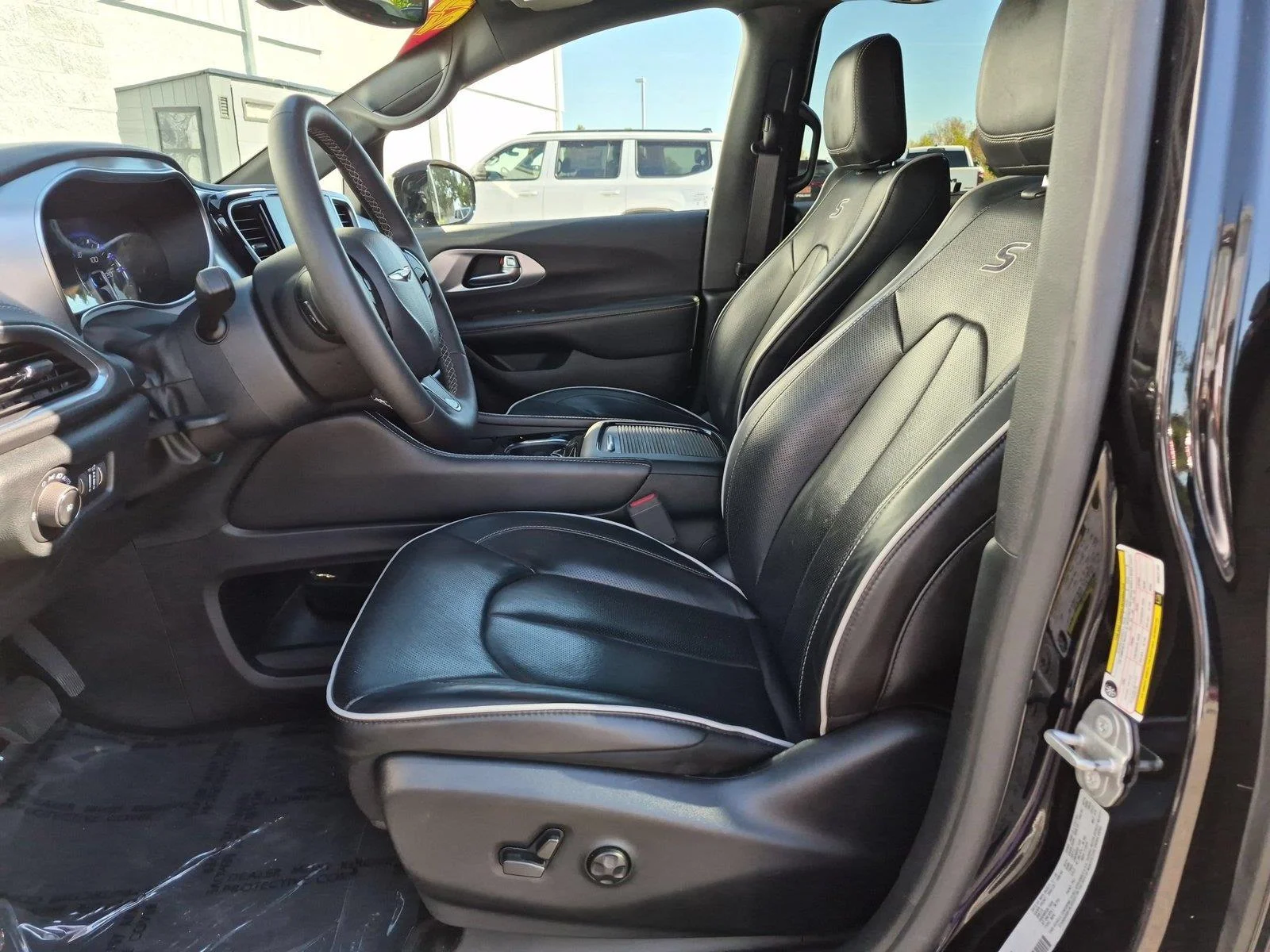 Used 2025 Diamond Black Crystal Pearlcoat Chrysler Limited image 17