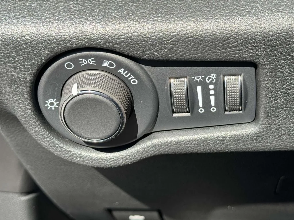 2026 Chrysler Voyager LX - Photo 27