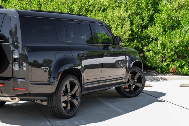 New 2026 Santorini Black Metallic Land Rover X image 15