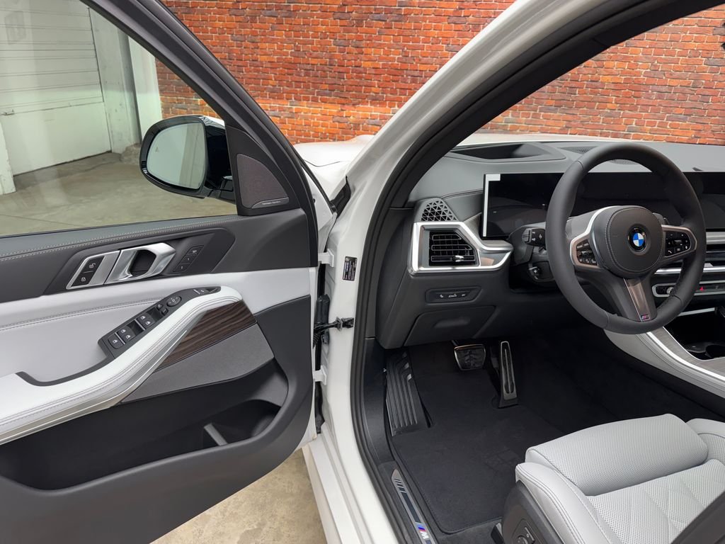 New 2026 White BMW xDrive40i image 9